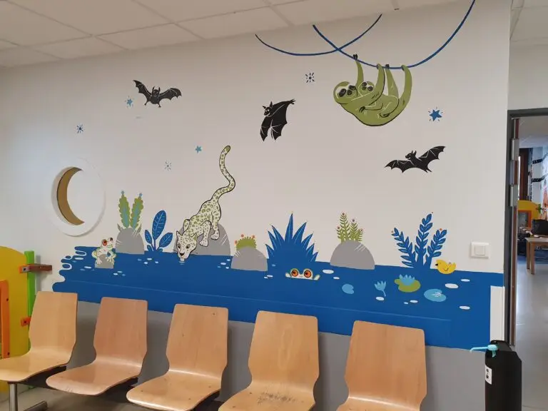 Une fresque colorée égaye le service des urgences pédiatriques de l'hôpital de Hautepierre, où une peinture murale dans la salle d'attente représente des animaux de bande dessinée — notamment un paresseux, des chauves-souris, un léopard et des poissons — qui veillent joyeusement sur une rangée de chaises en bois clair.