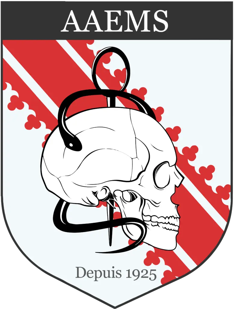 Un blason comportant une bande diagonale rouge, un crâne aux contours noirs, un serpent qui s'enroule autour, les lettres « AAEMS » en haut et la mention « Depuis 1925 » en bas.