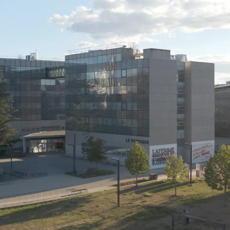 Un bâtiment universitaire moderne à la façade vitrée, baptisé « Le Pontique », entouré d’arbres et de pelouses sous un ciel partiellement nuageux : un espace inspirant, rendu possible grâce à la générosité de nos mécènes et donateurs.
