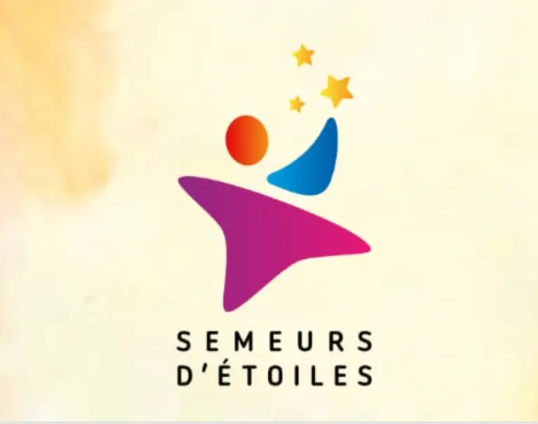 Logo représentant une silhouette humaine abstraite en magenta et bleu, avec un cercle orange en guise de tête, tendant la main vers trois étoiles jaunes. Le texte en dessous indique « SEMEURS DÉTOILES ». Ce logo symbolise l'espoir et le soutien, faisant écho aux valeurs partagées par les Hôpitaux Universitaires de Strasbourg, notamment dans des domaines tels que la fertilité et la gynécologie-obstétrique.