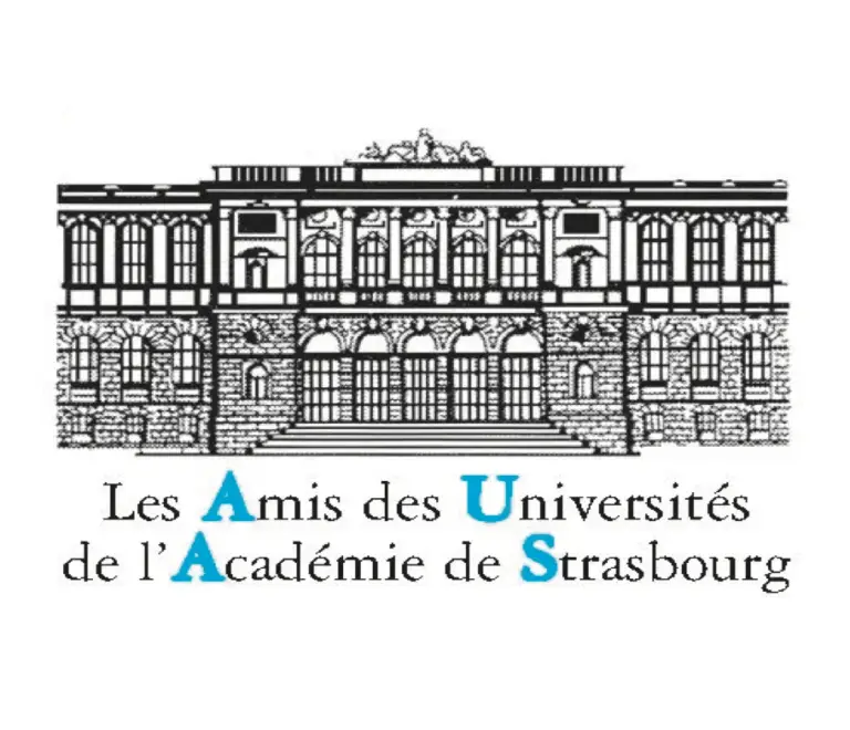 Dessin en noir et blanc représentant un bâtiment universitaire classique, surmonté d’une élégante inscription en français indiquant « Les Amis des Universités de l’Académie de Strasbourg », rendant hommage au soutien indéfectible apporté aux Amis des universités. Les lettres bleues mettant en évidence les initiales « A U A S » soulignent un don important d’un million d’euros aux universités de Strasbourg.