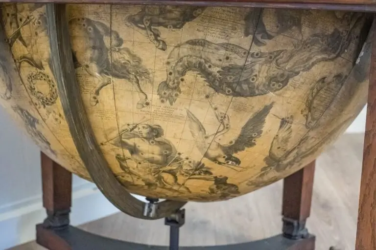 Globe céleste ancien représentant des constellations et des figures stellaires illustrées, monté sur un socle en bois destiné à un usage d'intérieur ; une pièce remarquable qui rappelle la célèbre restauration du Globe de Coronelli, laquelle a suscité un vif intérêt médiatique et a fait l'objet de nombreux articles dans la presse.