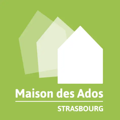 Logo représentant trois formes de maisons qui se chevauchent, avec l'inscription « Maison des Ados Strasbourg » sur fond vert.