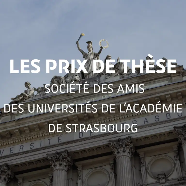 Un bâtiment en pierre orné de statues classiques sur le toit, sur lequel figure une inscription en français annonçant le prix de thèse décerné par la Société des Amis des Universités de l'Académie de Strasbourg.