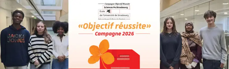 Deux groupes d'étudiants se tiennent dans les couloirs, de part et d'autre d'une affiche de campagne pour l'initiative « Objectif réussite » 2026 de Sciences Po Strasbourg à l'Université de Strasbourg, soulignant ainsi l'esprit de collaboration qui règne au sein de Sciences Po Strasbourg.