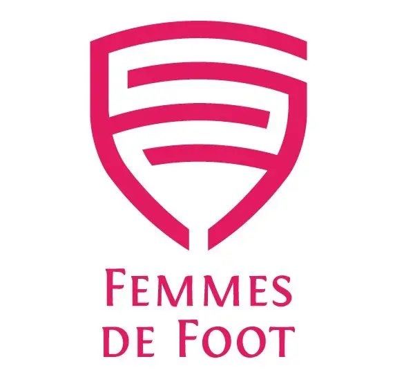 Logo rose en forme de bouclier comportant trois lignes horizontales, au-dessus du texte « Femmes de Foot » en majuscules, sur fond blanc — un symbole qui soutient fièrement la recherche contre le cancer du sein.