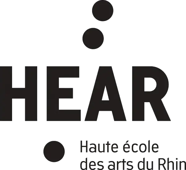 Logo composé d'un texte et de trois points noirs disposés verticalement. Sous les deux points du haut, on peut lire en gros caractères « HEAR ». En dessous, une inscription en caractères plus petits indique « Haute école des arts du Rhin – Atelier Verre ». Un point est placé à gauche de cette inscription.